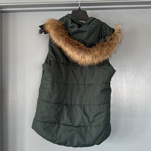 Bagatelle Women's Sleeveless Green Puffer Vest Zip Front Faux Fur Hood sz Small - Picture 2 of 6